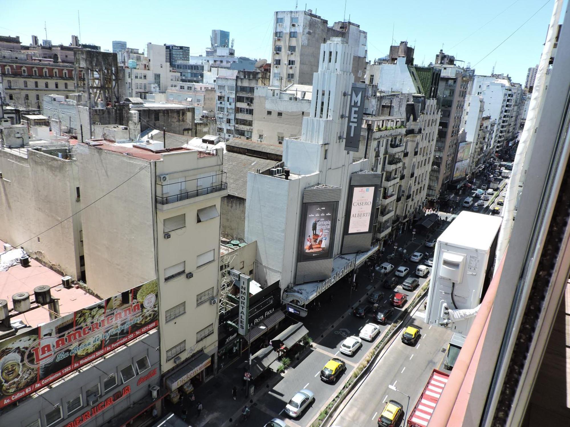 4 Ventanales Sobre La Avenida Corrientes Buenos Aires Exterior foto
