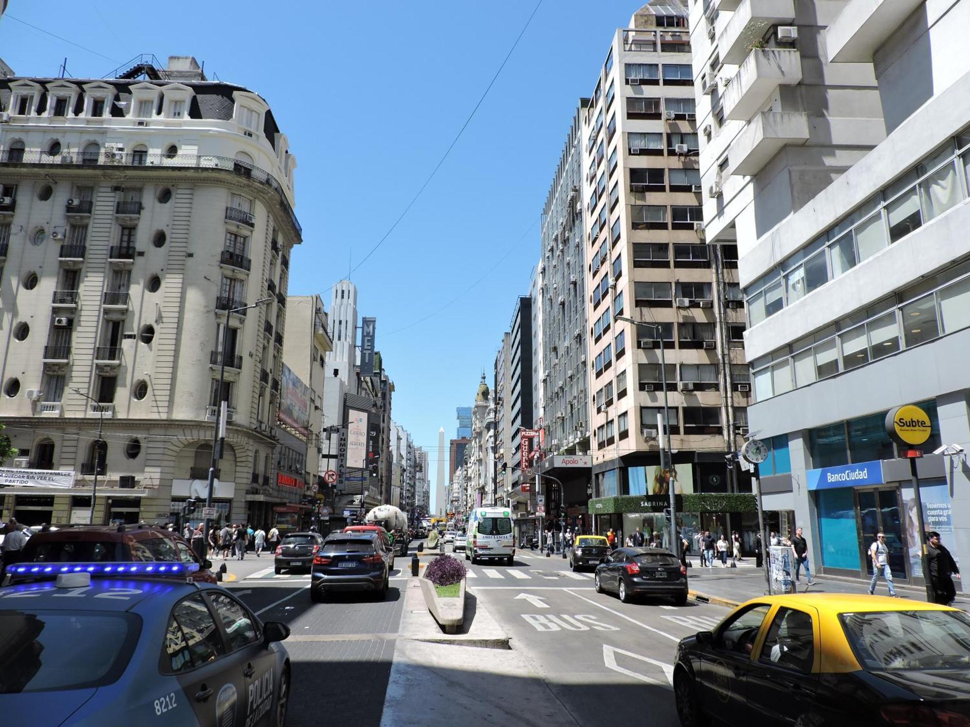 4 Ventanales Sobre La Avenida Corrientes Buenos Aires Exterior foto