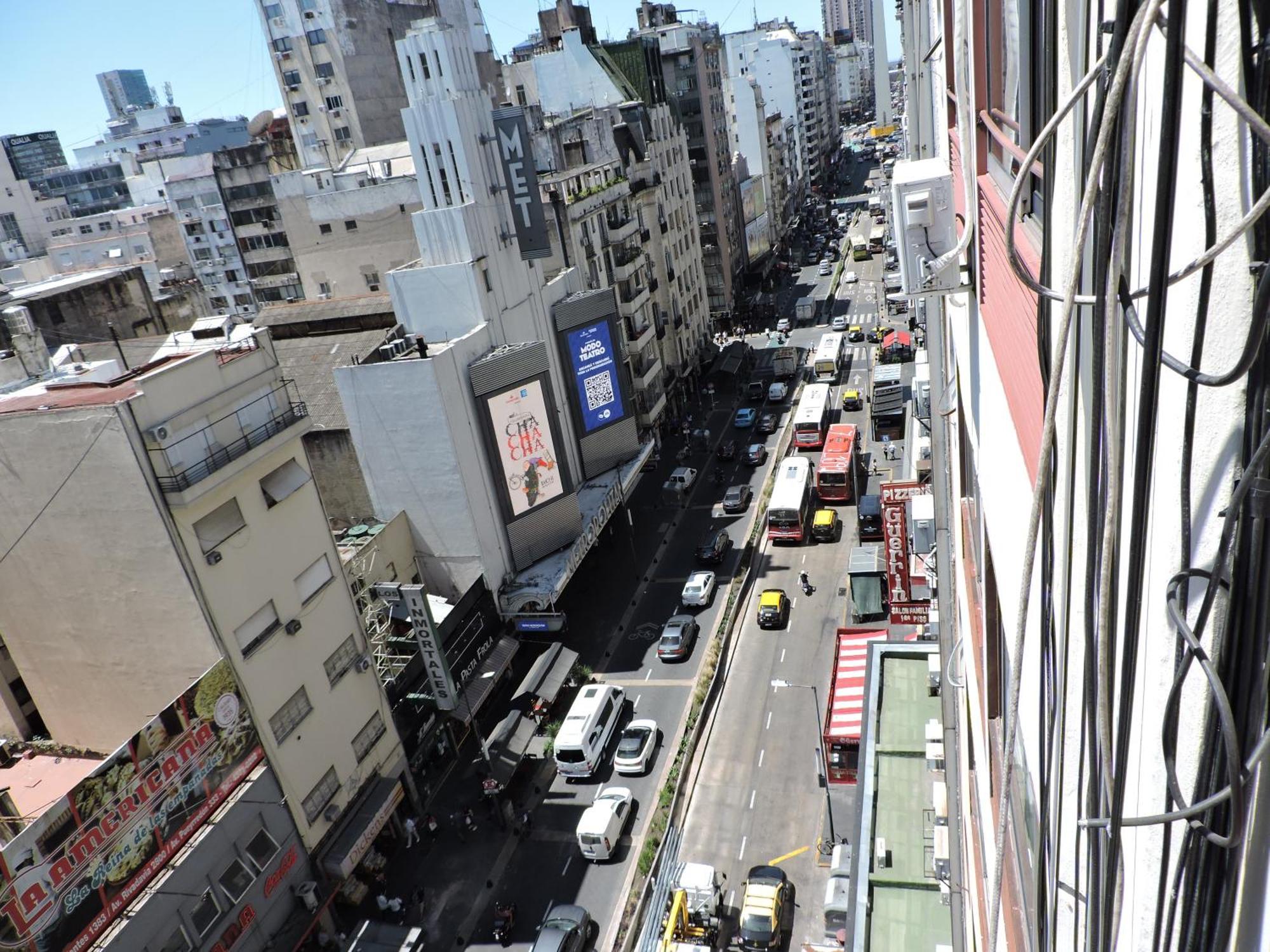 4 Ventanales Sobre La Avenida Corrientes Buenos Aires Exterior foto