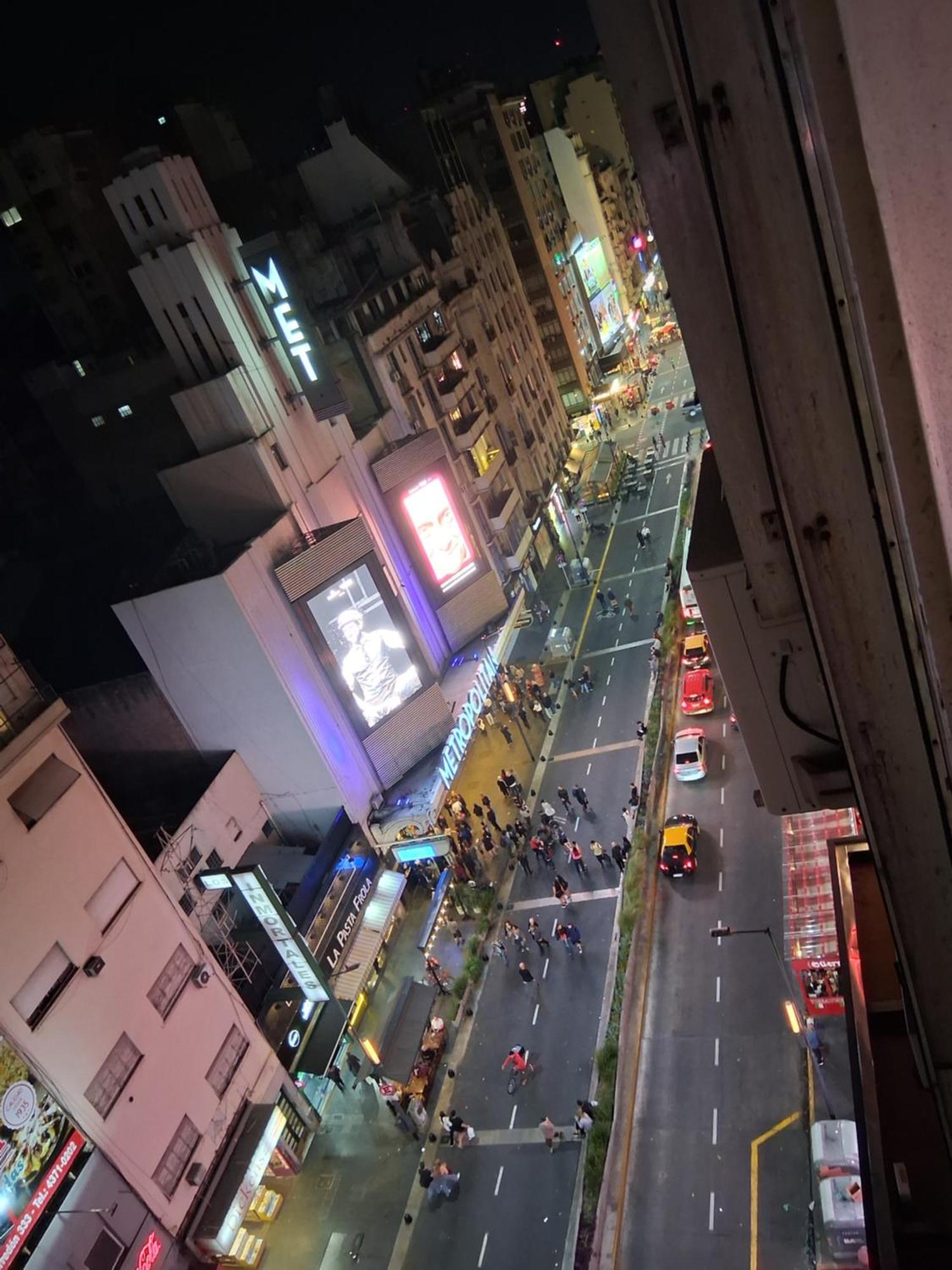 4 Ventanales Sobre La Avenida Corrientes Buenos Aires Exterior foto